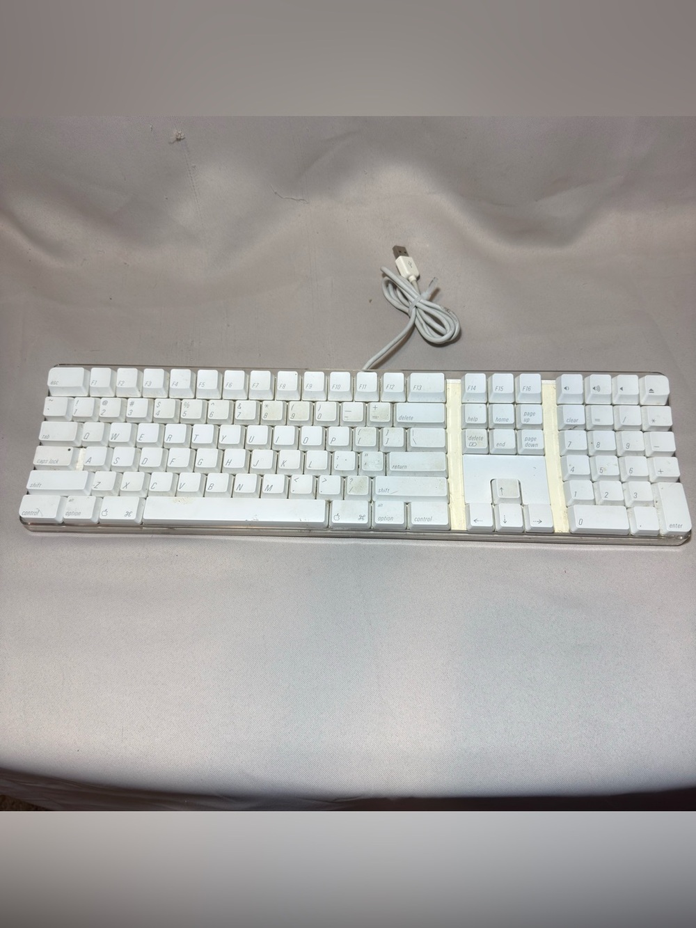 Apple A1048 Wired USB Full Sized Keyboard